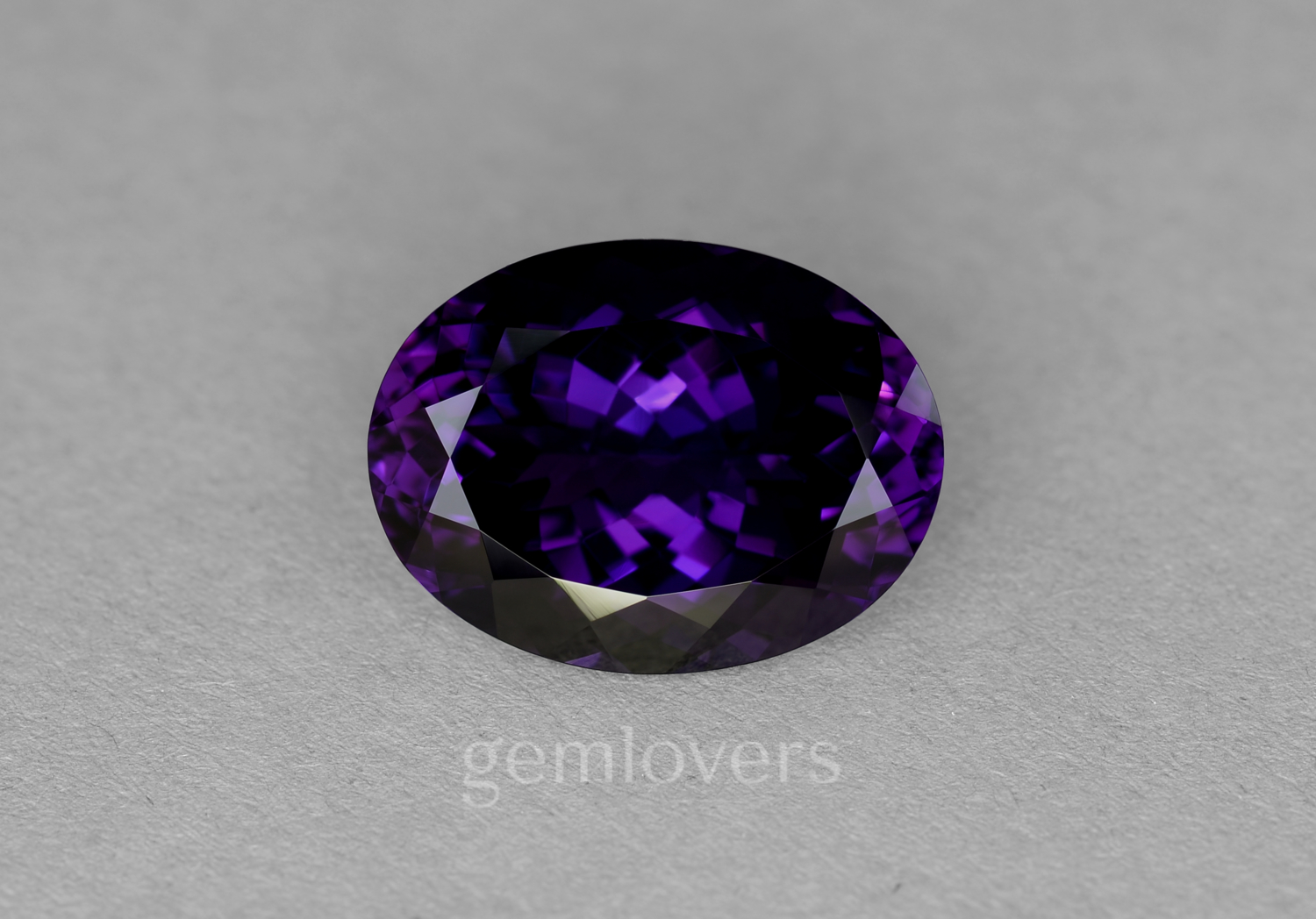 Сапфир для овна. Овен камень фиолетовый аметист. Темно фиолетовый камень. Аметист камень для овна. Темный аметист камень.